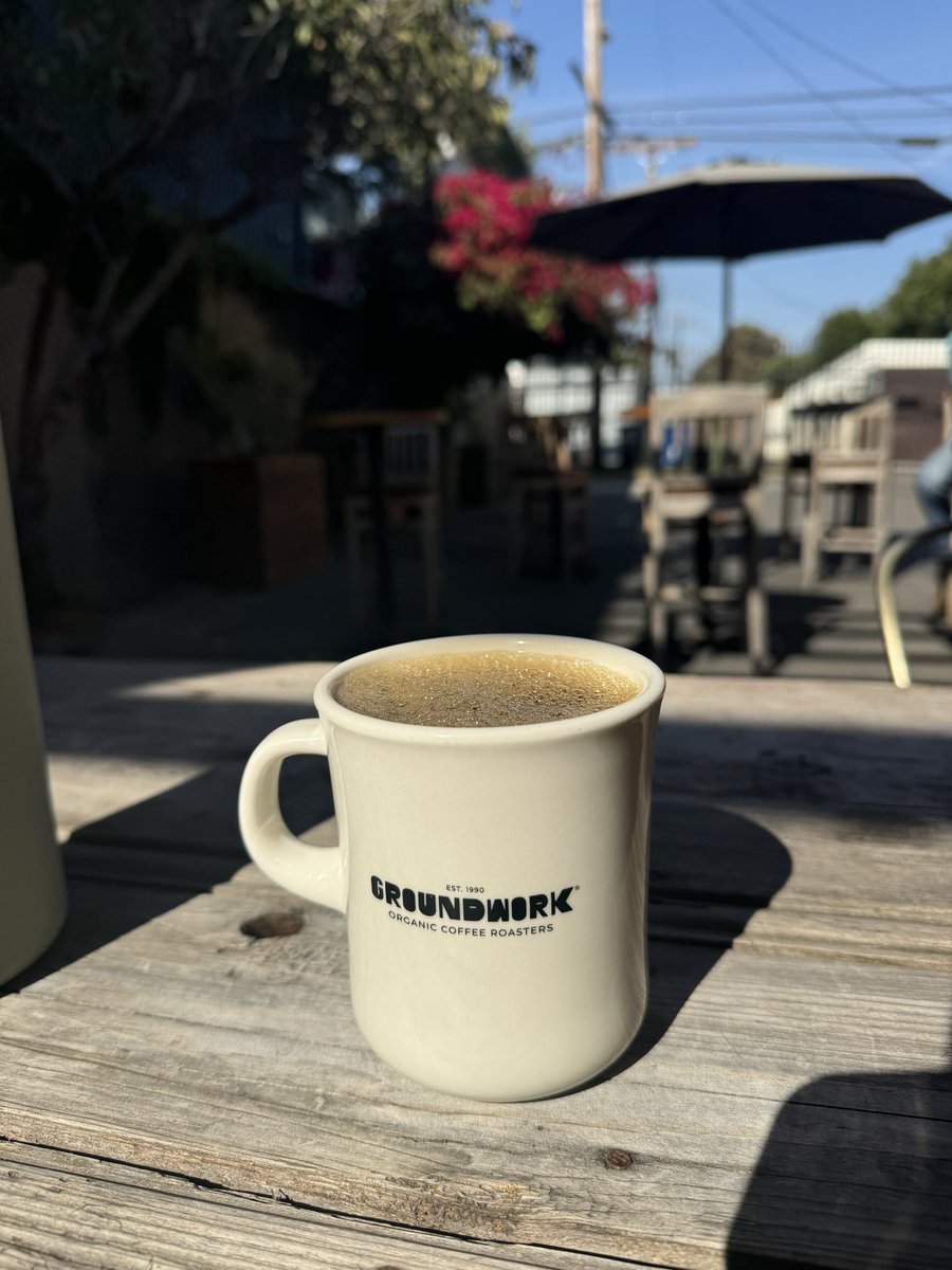 Happy Sunday 

• morning sunlight
• fresh croissants from the best bakery in Venice 
• black coffee for a productive work sesh