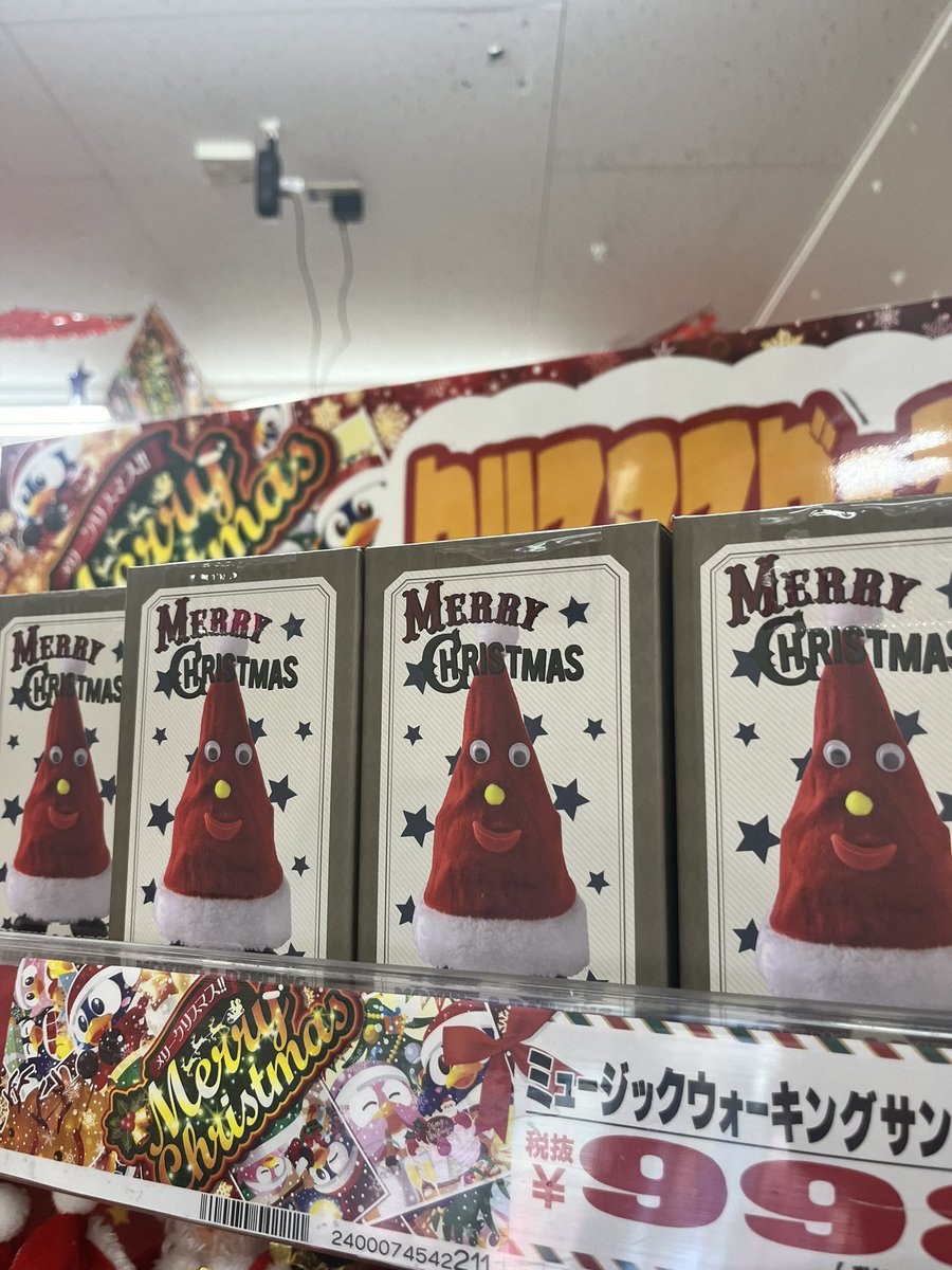 SuperiorGremlin's tweet photo. Japanese Christmas decor is a little creepy tbh https://t.co/jkC4Q3jATK