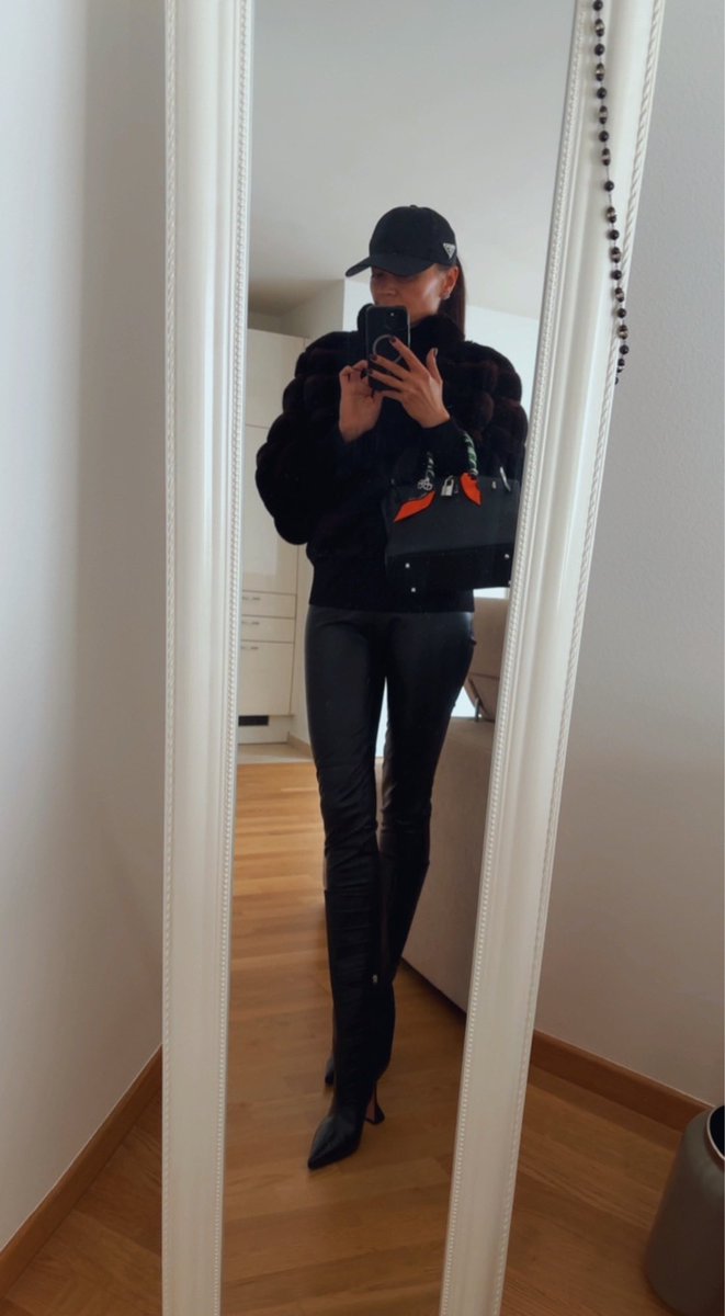 AlissiaGallery's tweet photo. ✨ready for #dinnee with #friend #hermes #prada https://t.co/EWrmtUyW41