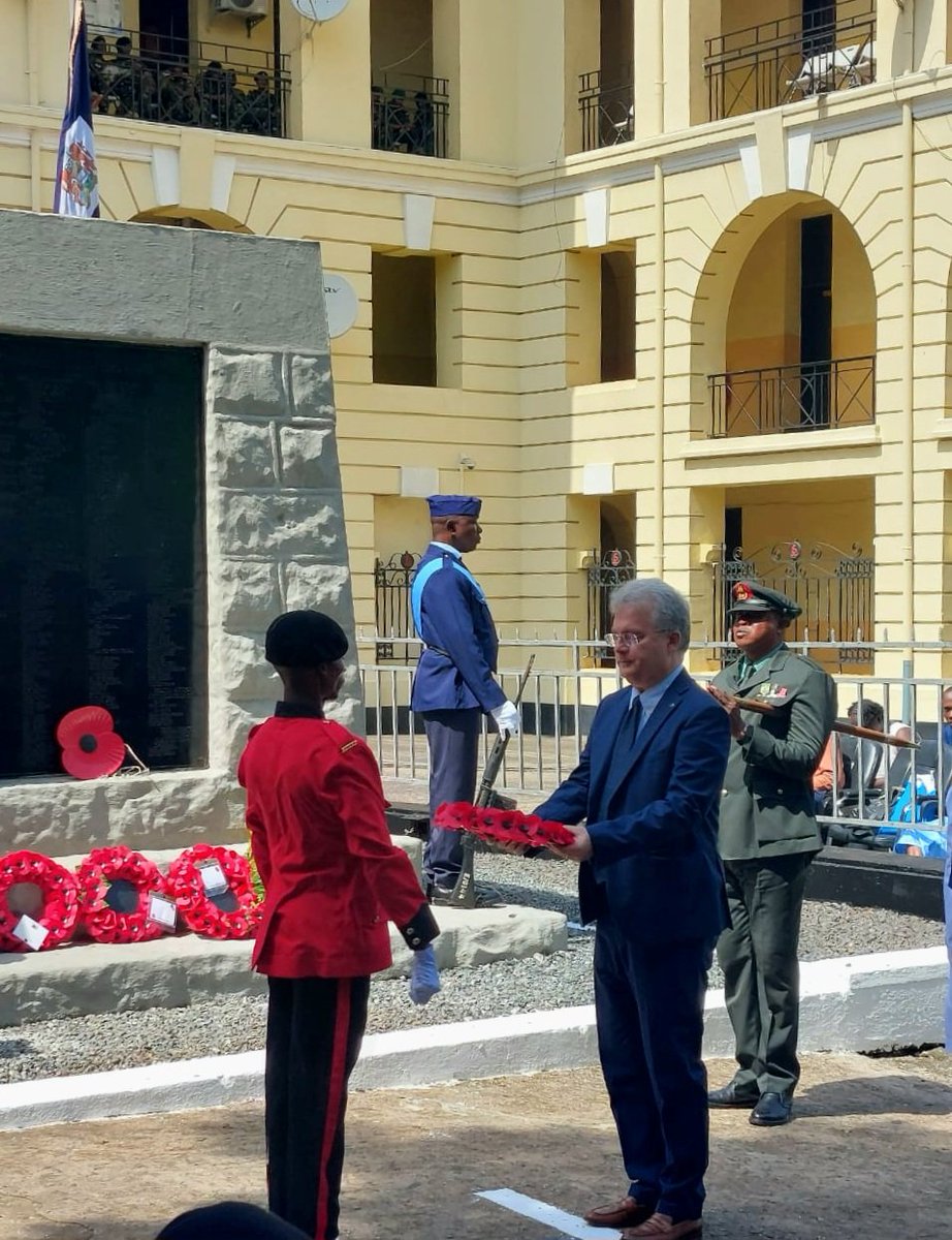 EUinSierraLeone's tweet photo. Honouring today with 🇸🇱 authorities, associations, & the diplomatic corps 🕊️ all who lost their lives in WWI, WWII, the Sierra Leone civil war, and other tragedies. The 🇪🇺 emerged as a peace project 🕊️ in a war-torn continent. #EUnaSalone #RemembranceDay2023 #EUforPeace https://t.co/ivqqgT91iE