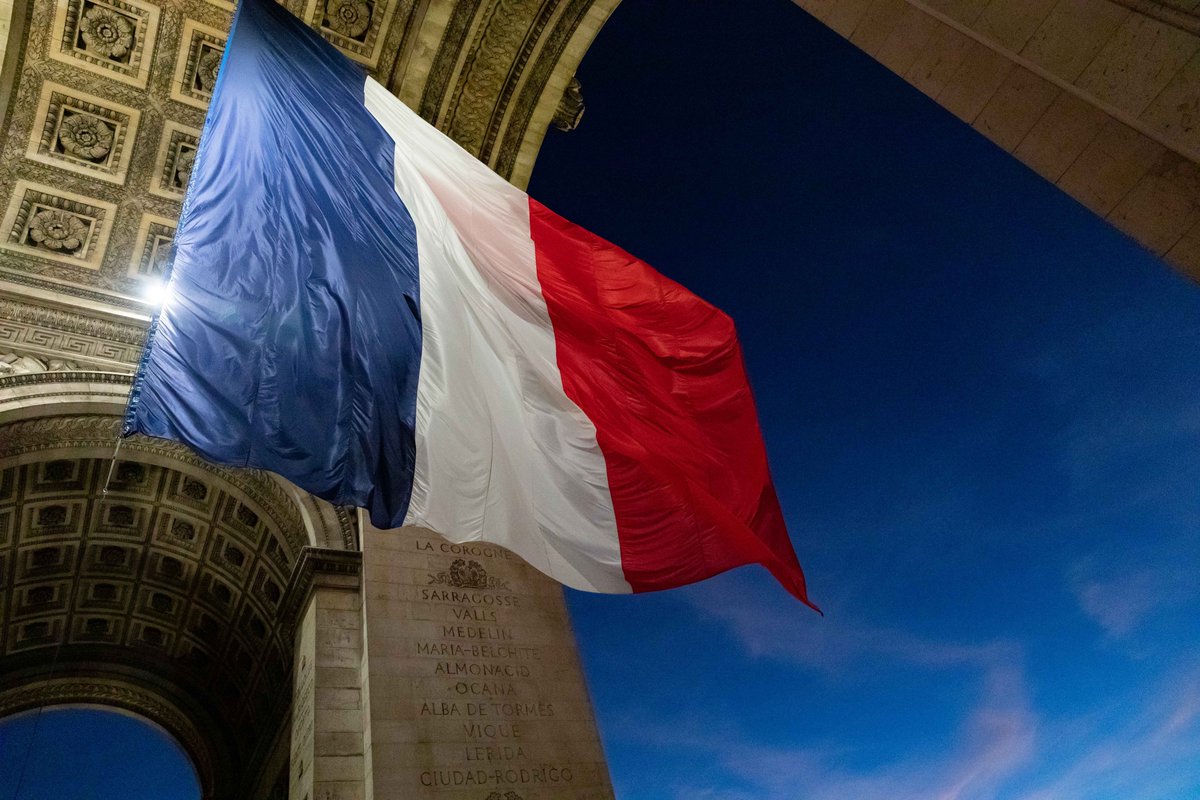 En ce jour de commémoration de l’armistice du #11novembre 1918, la 🇫🇷 célèbre la mémoire de toutes celles et de tous ceux qui, quelle que soit leur nationalité, sont tombés pour la #France. Leur courage nous appelle à œuvrer pour la paix, l’unité et la réconciliation.