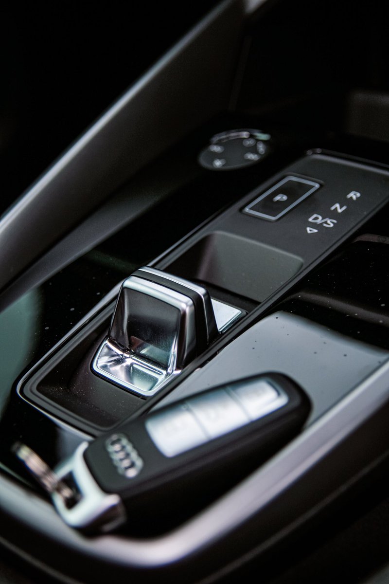 _jasonlottering's tweet photo. NEW RIDE ALERT🥰! Meet the 2024 Audi A3 S-Line 35 TFSI Black Edition!

111kW/250Nm, 1.4L Turbocharged Petrol Engine, 8-Speed Automatic Gearbox
0-100kph in 8.2s
6.1L/100km, 40L Fuel Tank = 656km Range
R10 122 P/M with Audi Assured!
__
#CarReview #AudiA3 #NavarraBlue https://t.co/a5e6LcRgqh