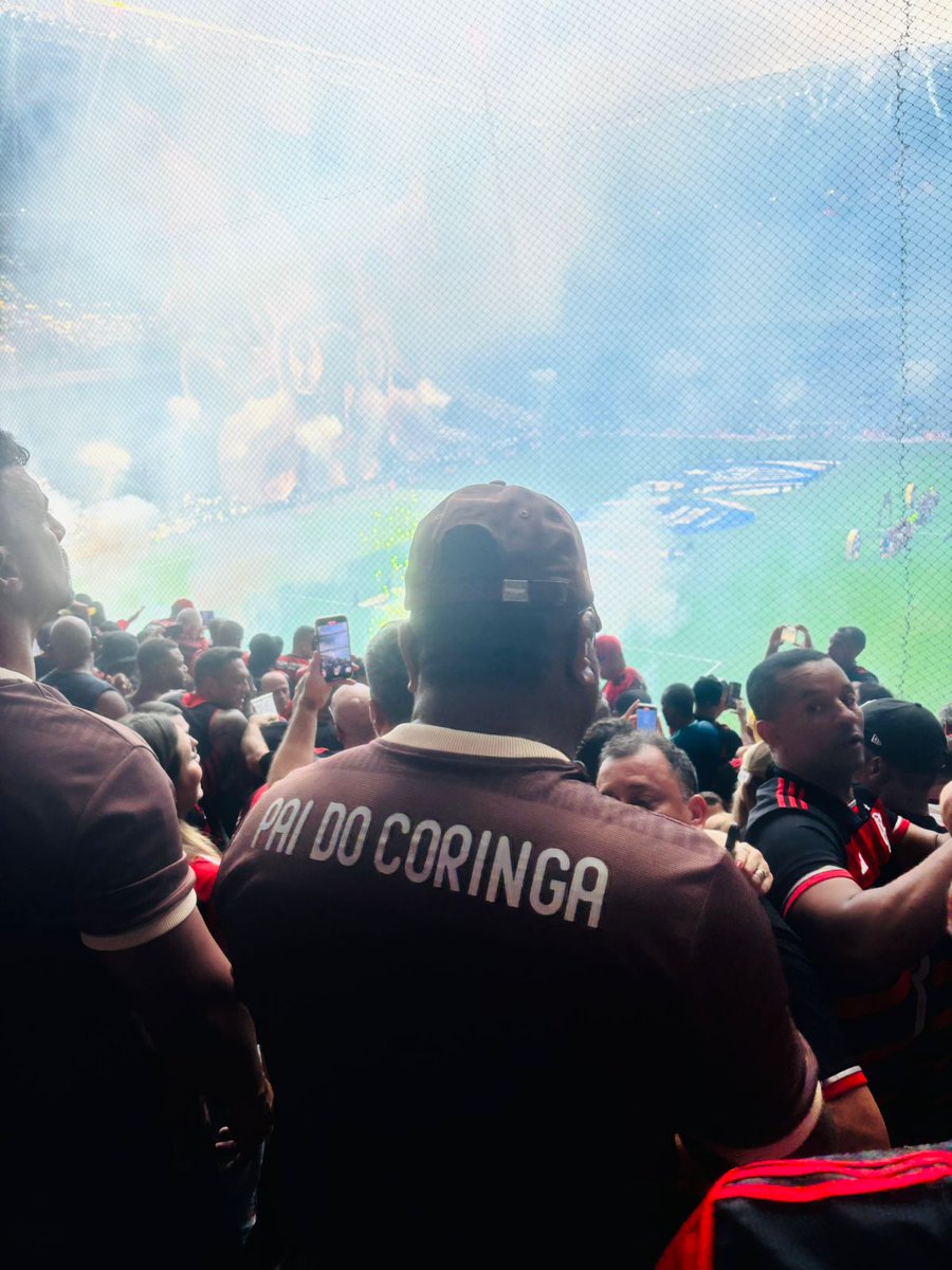 venecasagrande's tweet photo. Pai de Gerson no meio da torcida do Flamengo na arquibancada da Arena MRV. Marcão ainda usa uma camisa com a frase: "Pai do Coringa". https://t.co/RV0z36eKVb