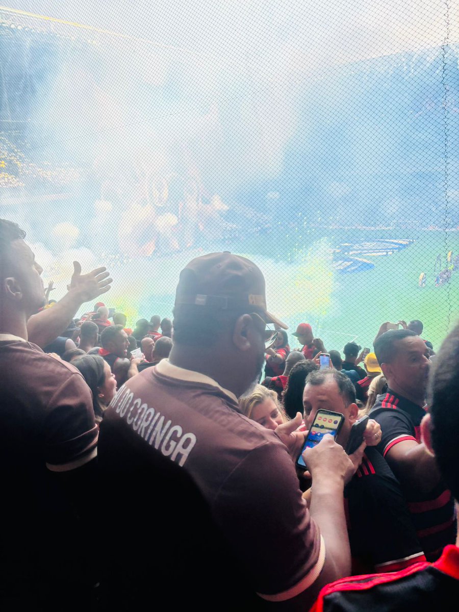 venecasagrande's tweet photo. Pai de Gerson no meio da torcida do Flamengo na arquibancada da Arena MRV. Marcão ainda usa uma camisa com a frase: "Pai do Coringa". https://t.co/RV0z36eKVb