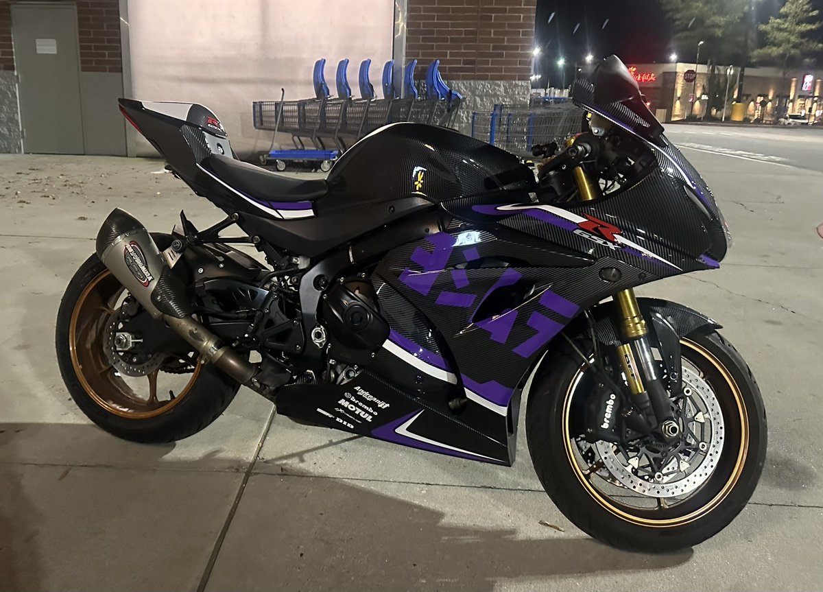 Ctrlzaltdelete's tweet photo. She is looking absolutely gorgeous in the Walmart parking lot. https://t.co/5DOLjfuLQu