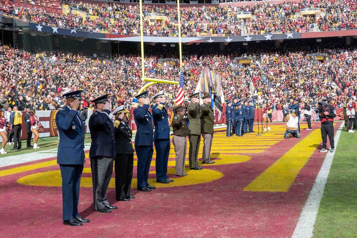 What a motivating way to spend the day, honoring all of America's servicemembers and having the privilege to enlist 30 new recruits into America's Warfighting Navy at the Salute to Service game.