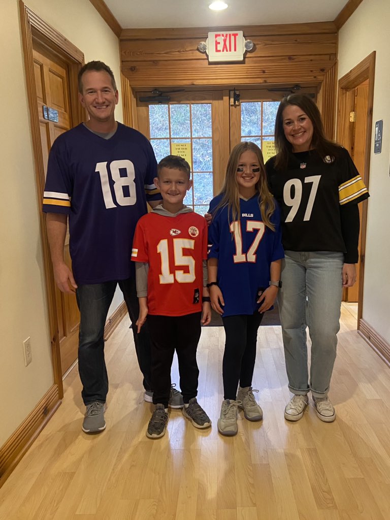 RyanKennedy_22's tweet image. Which one doesn’t belong?

#WODB #NFL #HouseDivided