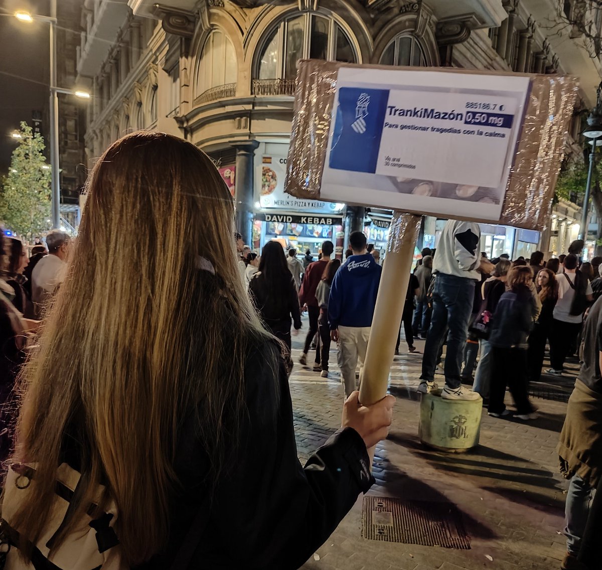 Ayer en la manifestación esta pancarta lo petó. Todo el mundo sonreía, se paraban a hacer fotos, me daban la enhorabuena por haber hecho algo tan guay, me decían que era la mejor pancarta de la mani. 
Pero en redes, cero alcance.