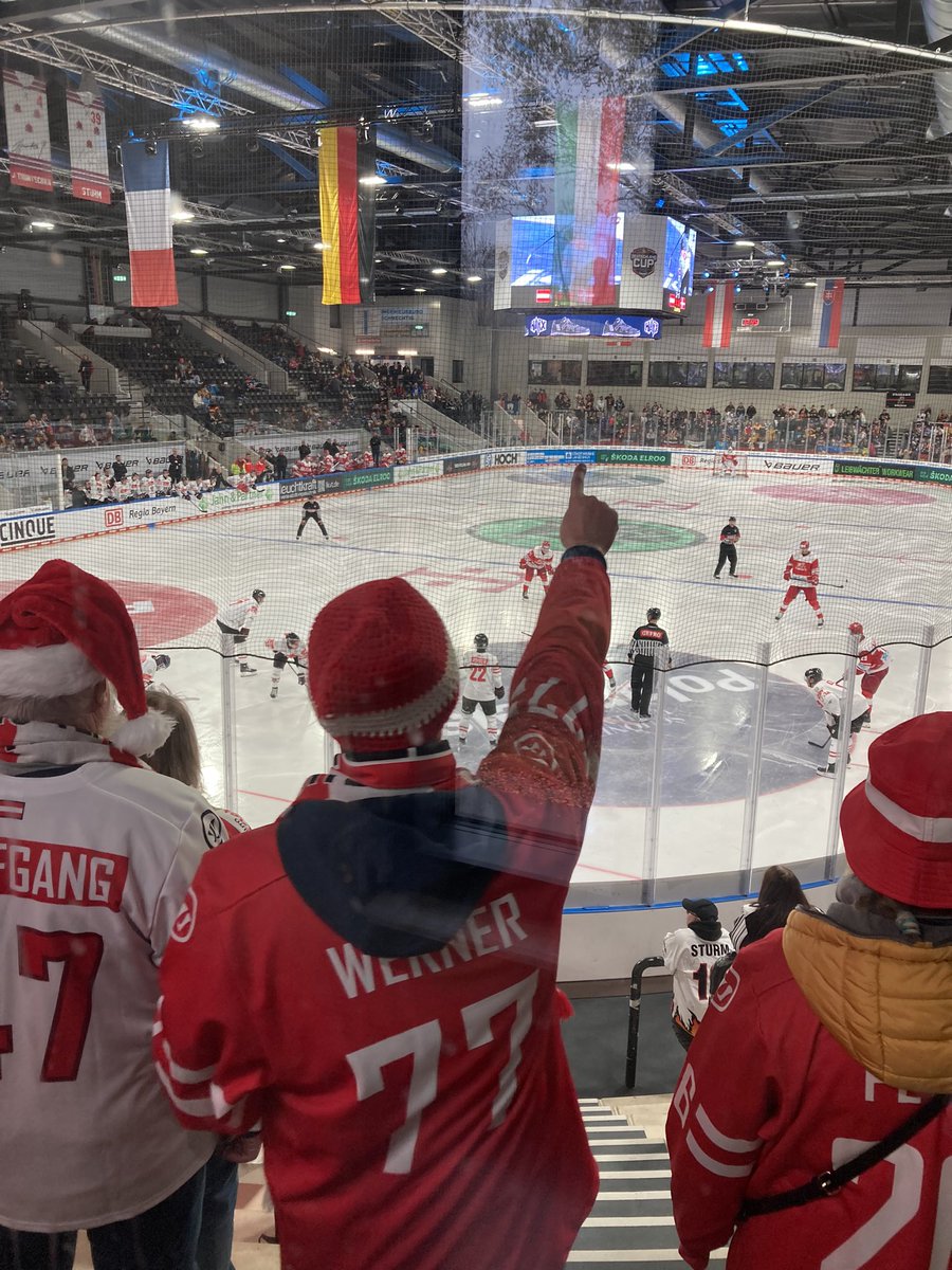 Mein Kopf hat den Ton zu dem, was ich sehe, stummgeschaltet. Stattdessen läuft seit gestern im Hintergrund in Dauerschleife „Immer wieder, immer wieder, immer wieder Österreich“. Wenn es wenigstens „Ganz Wien“ wäre… urleiwand. #dcup #eishockey