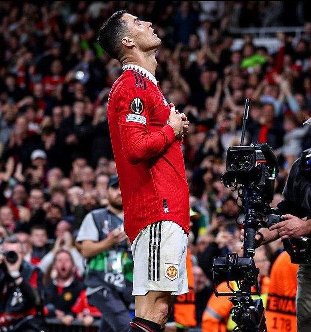 Messi con 36 años quedó último en la MLS marcando solo 1 gol. 

CR7 con 36 fue capocannoniere de la Serie A. 

Messi con 37 años se ha eliminado en 1a ronda de playoff de la MLS

CR7 con 37 fue 2 max goleador de la Premier.

Pero según la prensa Messi envejeció mejor. El relato.