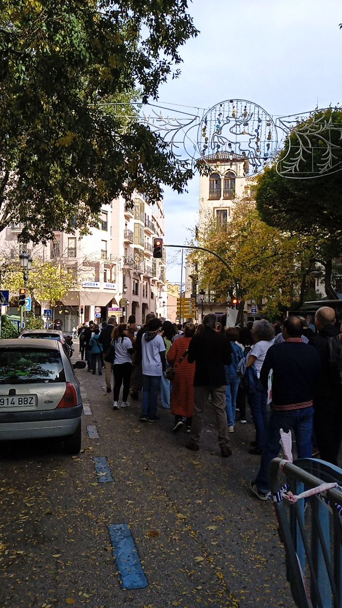 molocohb's tweet photo. Resumen de la manifestación en Cáceres #NoALaMinaCC:
1. 12:55: la cabeza entra en la Plaza Mayor, como una riada...
2. ... mientras la cola aún está en Cánovas (misma hora).
3. Desvirtualizar a @mlinaje ha sido una alegría inmensa.
4. Las mujeres de @nuevoext, que no falten. https://t.co/JqY0lkHeXn