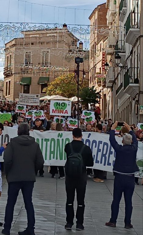 molocohb's tweet photo. Resumen de la manifestación en Cáceres #NoALaMinaCC:
1. 12:55: la cabeza entra en la Plaza Mayor, como una riada...
2. ... mientras la cola aún está en Cánovas (misma hora).
3. Desvirtualizar a @mlinaje ha sido una alegría inmensa.
4. Las mujeres de @nuevoext, que no falten. https://t.co/JqY0lkHeXn