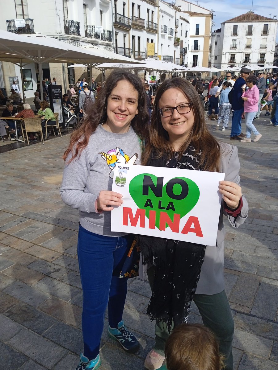 molocohb's tweet photo. Resumen de la manifestación en Cáceres #NoALaMinaCC:
1. 12:55: la cabeza entra en la Plaza Mayor, como una riada...
2. ... mientras la cola aún está en Cánovas (misma hora).
3. Desvirtualizar a @mlinaje ha sido una alegría inmensa.
4. Las mujeres de @nuevoext, que no falten. https://t.co/JqY0lkHeXn