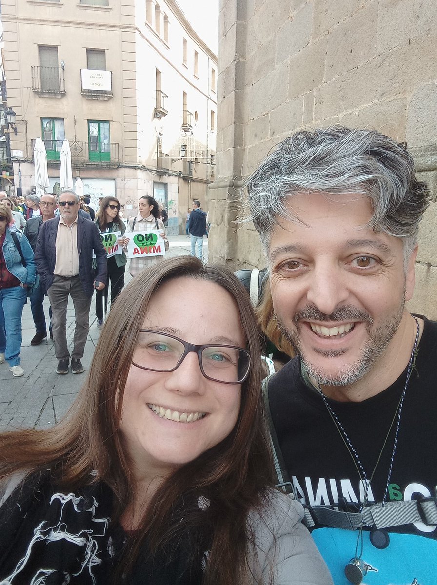molocohb's tweet photo. Resumen de la manifestación en Cáceres #NoALaMinaCC:
1. 12:55: la cabeza entra en la Plaza Mayor, como una riada...
2. ... mientras la cola aún está en Cánovas (misma hora).
3. Desvirtualizar a @mlinaje ha sido una alegría inmensa.
4. Las mujeres de @nuevoext, que no falten. https://t.co/JqY0lkHeXn
