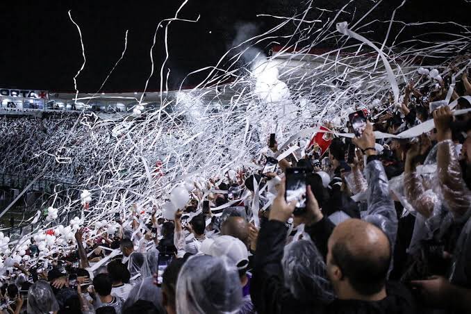 Venedacolina's tweet photo. @otatin28 Calma lá doidão, vcs imitaram a torcida do Vasco que retomou essa festa dos anos 90 na semi da cdb mano kkkkk https://t.co/WMv9oO8puc
