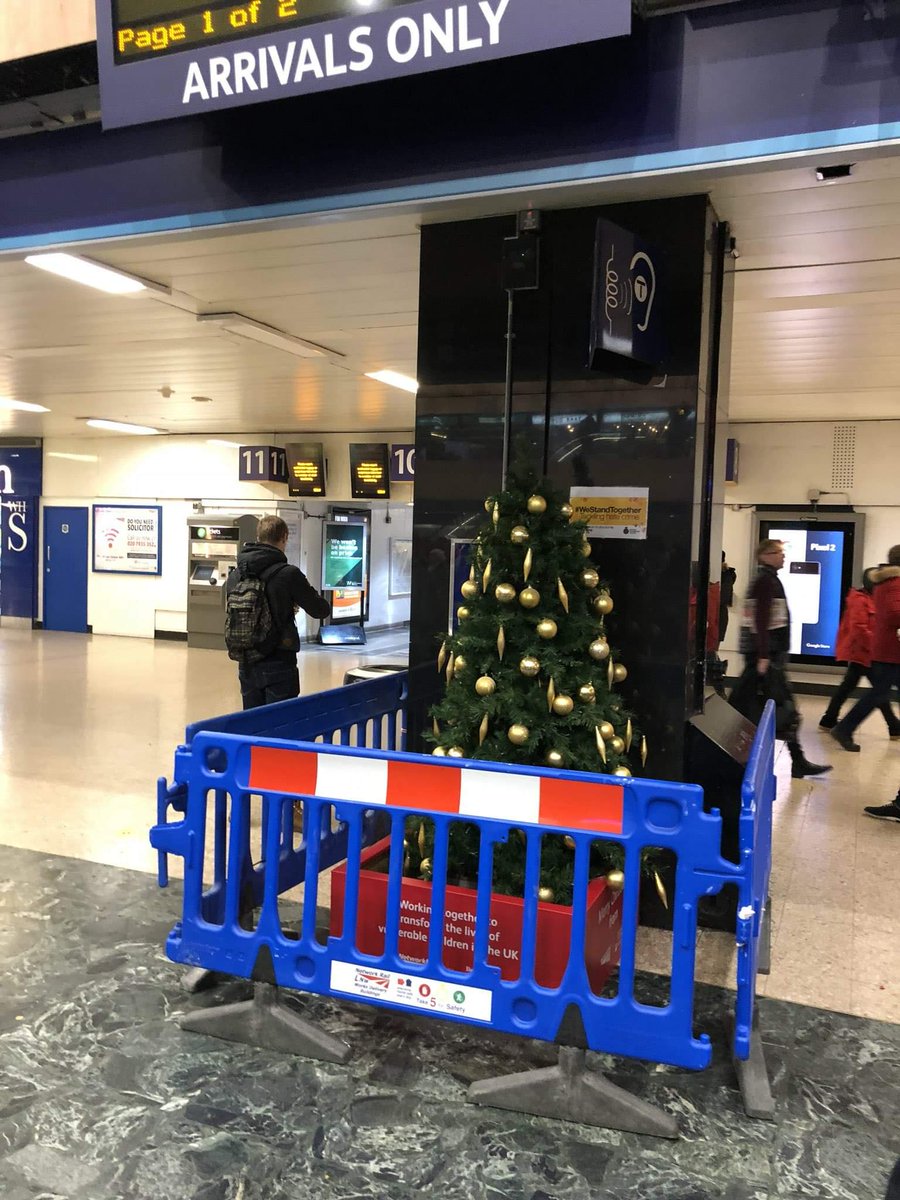 chuckthomasuk's tweet photo. This will get everyone in the Christmas spirit. https://t.co/dd4bLTHwD9