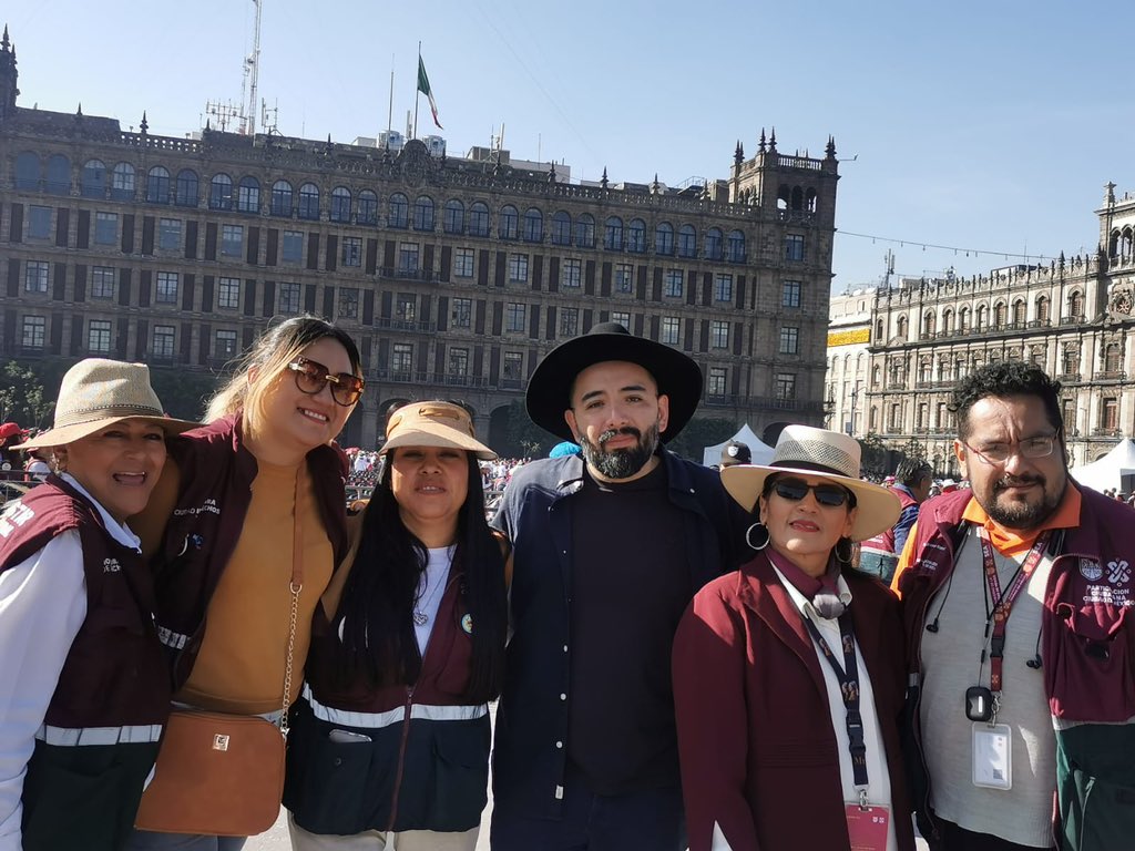 MorenoMarioB's tweet photo. Y así inicia formalmente la Ciudad del Bienestar que impulsará nuestra Jefa de Gobierno, @ClaraBrugadaM, quien a un mes de iniciada su administración en la CDMX, hoy entregó el primer programa a 20 mil universitarios, quienes recibirán un apoyo de 1,500 pesos. 

La educación es el presente y futuro de nuestro país y apoyar a este sector no solo era importante, sino una necesidad histórica. 👩🏻‍🏫📚

Participación Ciudadana, dirigida por nuestro Secretario @tomaspliegoc y por @angelsanchezco, realizó una labor titánica, primero en la recepción de documentos para la inscripción al programa y después en la entrega de los apoyos en el magno evento que se realizó hoy en el Zócalo capitalino. Mi reconocimiento eterno a mi equipo de Líderes coordinadoras, servidores, facilitadores y personal de base de la @PCMHCDMX, sin ellos sería imposible lograr esta transformación. 

La Ciudad es la Capital de la transformación.
