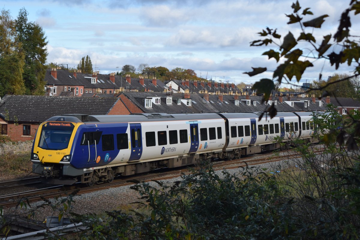 SteelCityDog_'s tweet image. #Class195 195110 ascends up the 1:100 towards Dore &amp;amp; Totley at Heeley Up Loop, #Sheffield. @northernassist