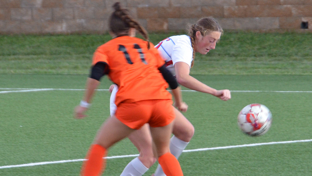 The Blue Dragon Women's Soccer team's magical Region 6 run went all the way to penalty kicks against Cowley on Saturday. The No. 14 Blue Dragons are Region 6 runner-up after a title-game loss.  #BreatheFire

hutchinson.prestosports.com/sports/wsoc/20…