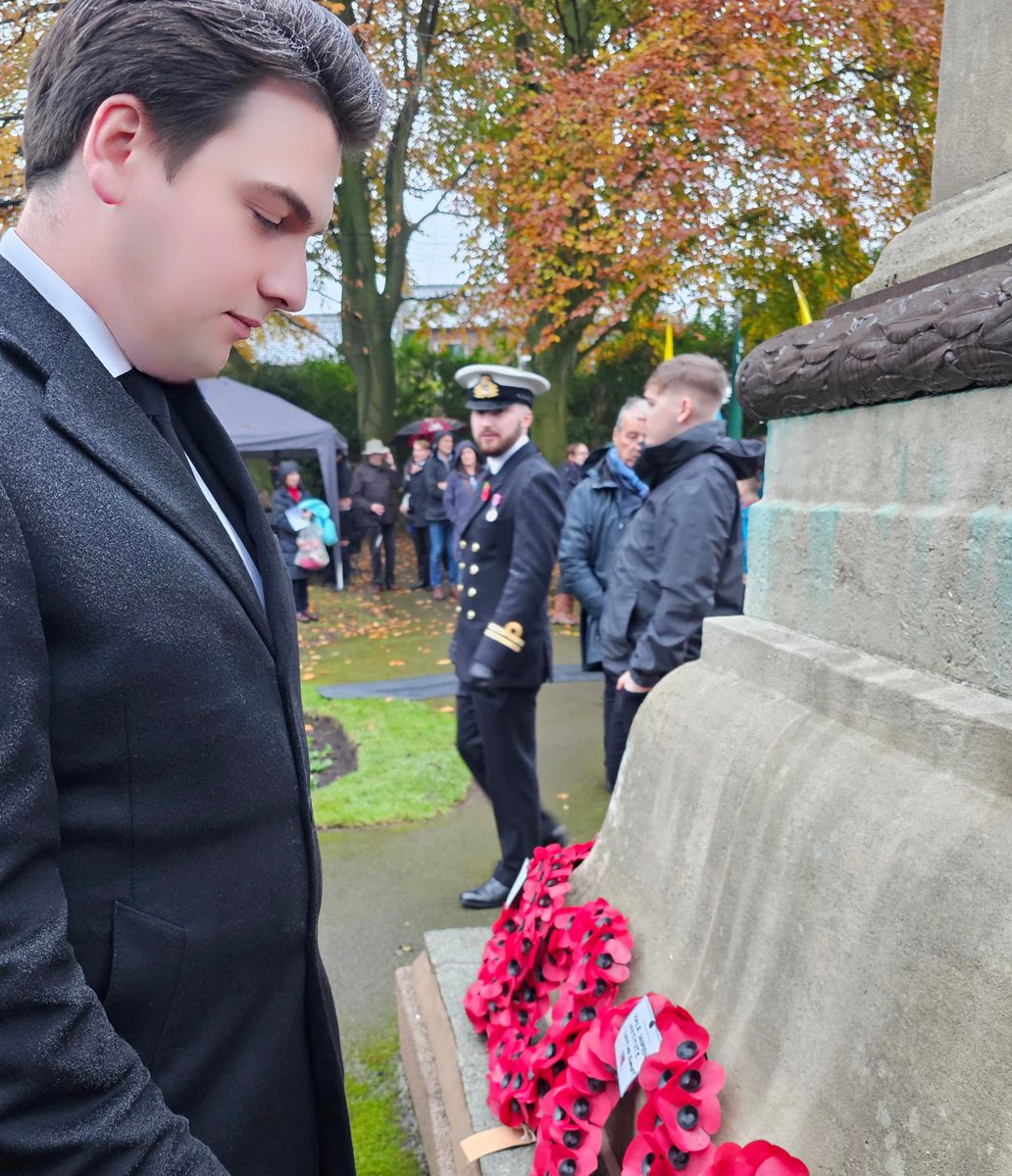 OliverJCarroll's tweet photo. An honour to lay a wreath at Hale war memorial this afternoon on behalf of @AltSaleCons. Lest we forget. https://t.co/AFVyEELvvt