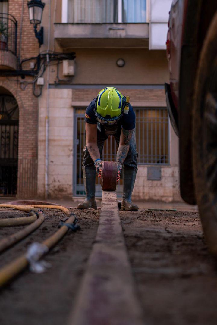#bomberoscartagena seguimos trabajando junto a valencia: limpieza de calles; achique; inspeccion de edificios, sotanos..
Seguimos en Paiporta