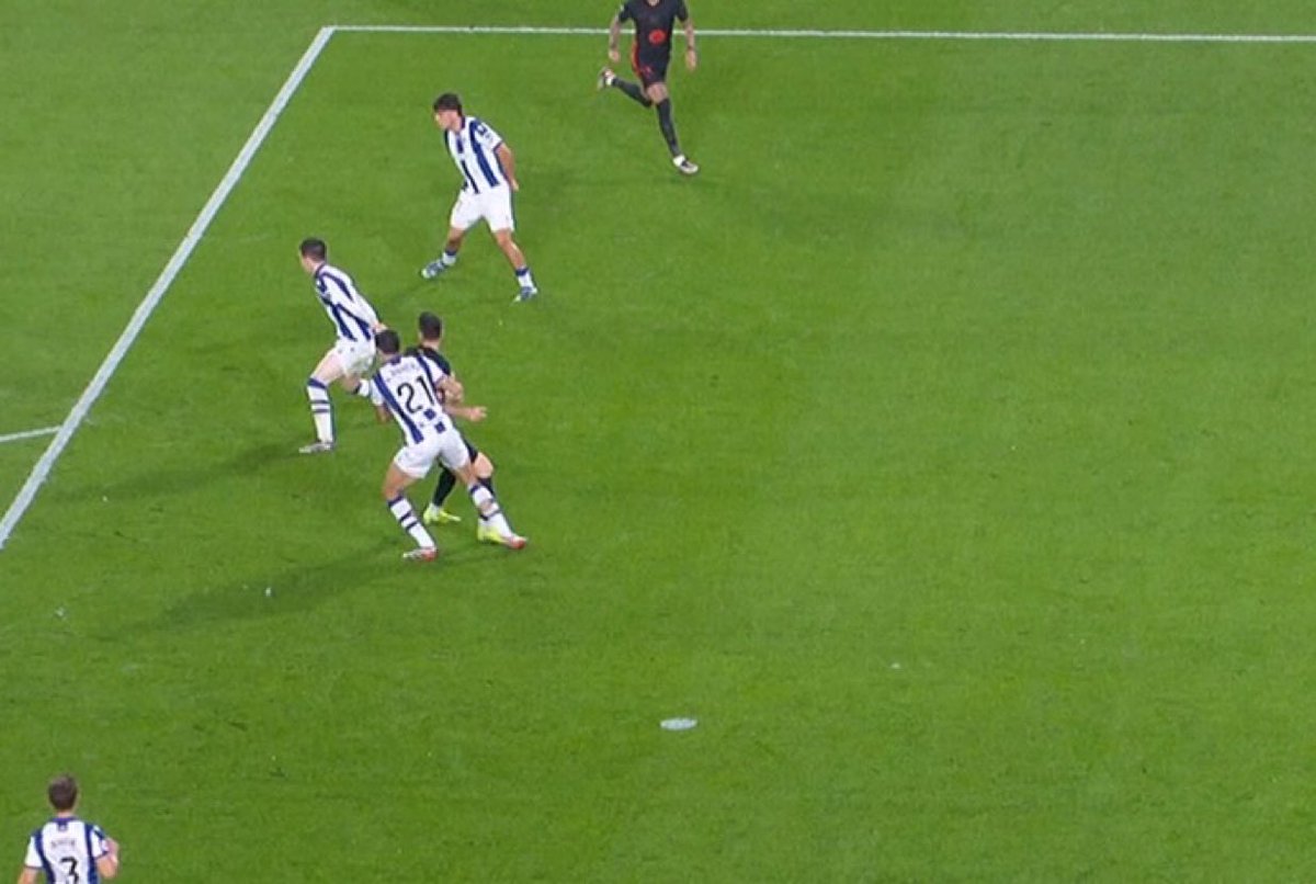 I’ve seen robberies happen that can at least be covered up with excuses by the refs, but I’ve never seen anything like this before. 

Lewandowski is not even close to being offside, HUGE scandal just happened