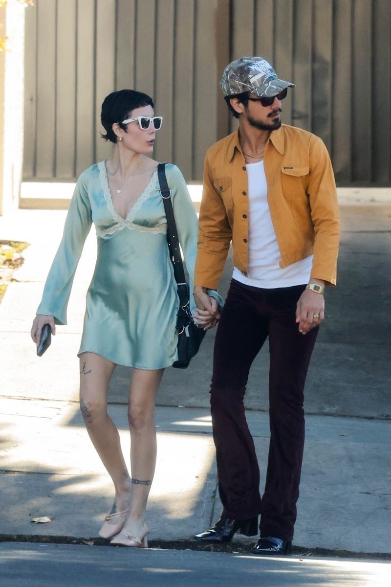 HalseyOnStats's tweet photo. Halsey with Avan Jogia in Los Angeles recently. https://t.co/06EVfbFTgG