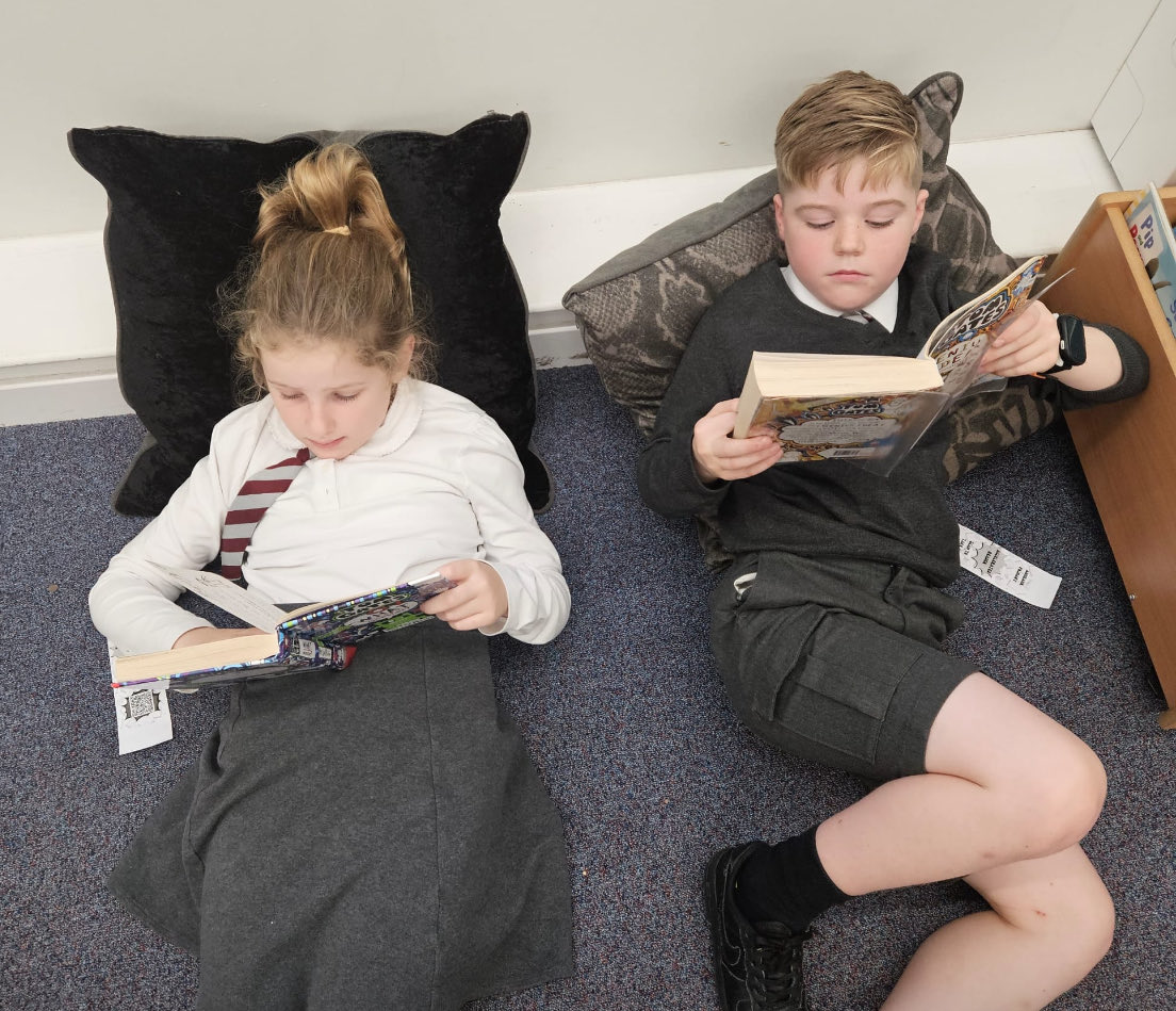 Annbank_PS's tweet photo. What a difference a cushion makes! Library time in Annbank Primary School #we😍readingforpleasure ⁦@scottishbktrust⁩ Thanks Jane a.k.a. Librarian super 🌟🤩 https://t.co/v1EthiwtBS