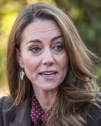 NWDisorder1111's tweet photo. If this is the real Kate, I must say she looks rough at only 42 years old and having access to the very best in nutrition, health care, and skin care.

And no, I don't believe it has anything to do with "cancer" or "chemotherapy". 

#KateWhatReallyHappened
#RoyalDeception https://t.co/wbEwjL5IxP