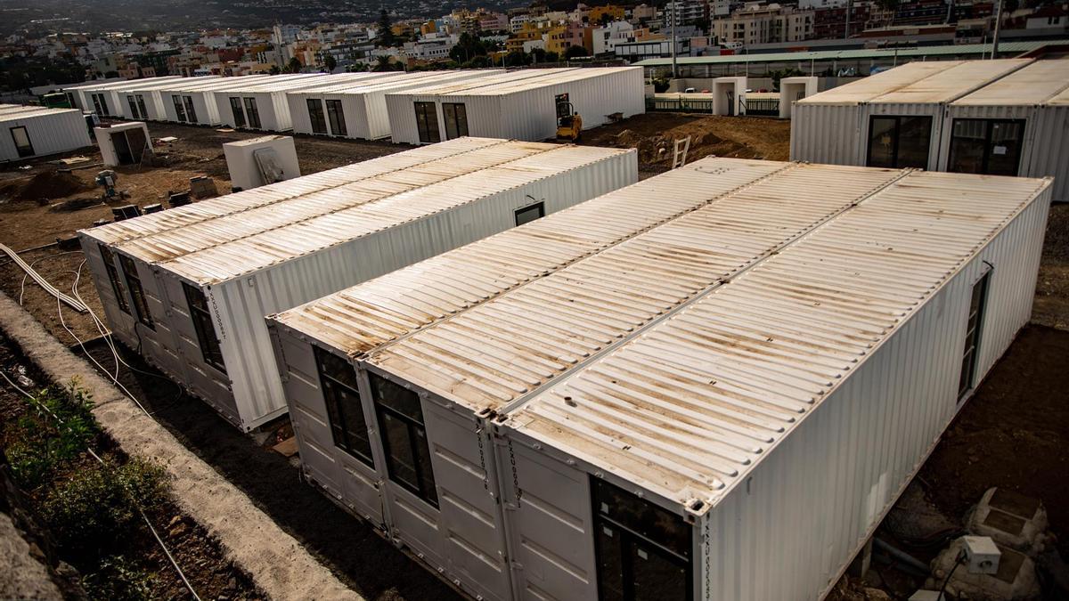 🚨 #Canarias | Después de tres años de la catástrofe por el volcán en #LaPalma, se han abierto 5 centros para inmigrantes ilegales y 19 centros para MENAs.

➡️ Sólo en MENAs el gasto es de 347 millones.

⚠️ Mientras tanto, 200 palmeros siguen viviendo en contenedores oxidados.