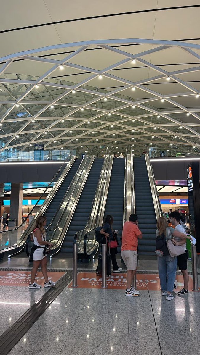 La escaleras de las lagrimas en el aeropuerto de Ezeiza debe ser uno de los momentos mas tristes/alegres de las personas que se van del pais. #eze