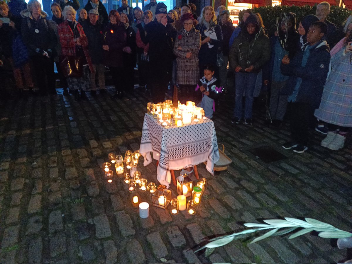 In Remembrance in #Redhill and #Horley <a href="/reigatebanstead/">Reigate & Banstead Borough Council</a>

"In Flanders' fields the poppies blow. Between the crosses, row on row ... "

In Remembrance in #Redhill and #Horley and Silent vigil for #Gaza in #Reigate