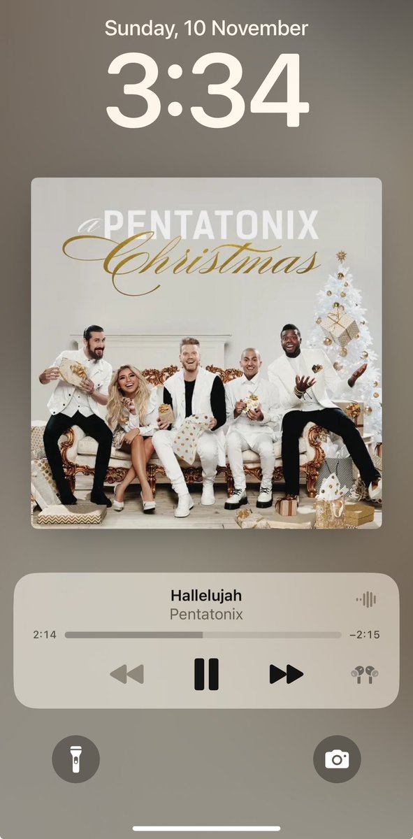 nacunaf's tweet photo. Soy medio Grinch, nada de decoración navideña 🎄, ¡pero mi música de Navidad suena desde antes de Halloween! Y claro, no faltan las películas navideñas bobas. 😝🤪 https://t.co/7UMGXqn97K