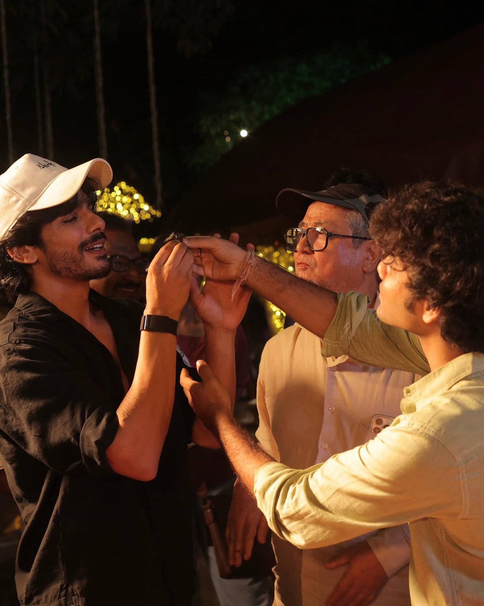 BOCIndia's tweet photo. #ArnabChatterjee wraps the shoot of his debut Hindi directorial, titled #Murdabaad. The fast-paced mystery-thriller stars SharibHashmi, #NakulSahdev, #KanikkaKapur &amp; #SaloniBatra. https://t.co/UMNqXHbUCn
