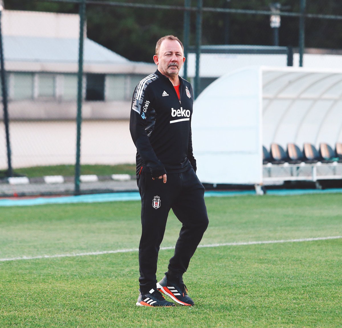 ArdaSametahin1's tweet photo. Beşiktaş’ımızın efsanesi, 3 kupalı hocası Sergen Yalçın’ın teknik direktörlüğü sandığımızdan daha iyi! 

Programlarda ısrarla “Ben kümede aldığım takımı kümenin üstünde bıraktım” diyor. Peki bakalım öyle mi 👇🏻 https://t.co/lzy9JbJp48