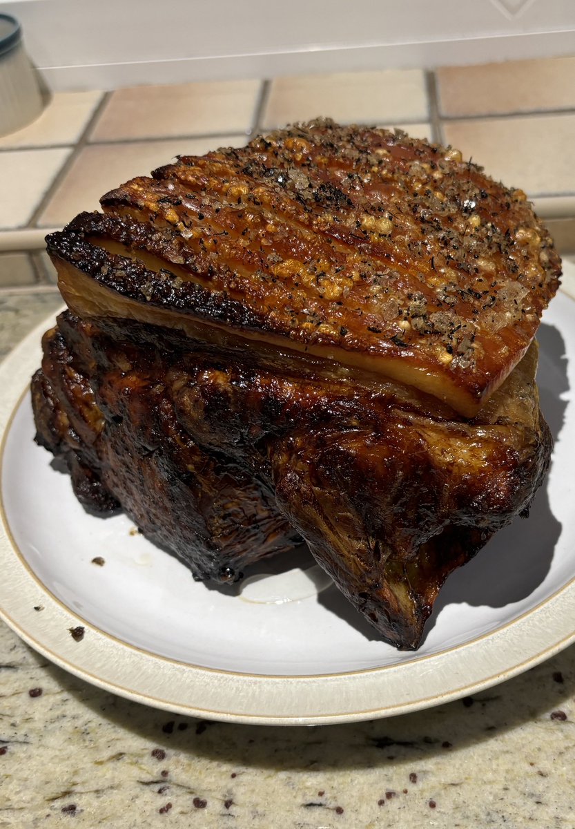 Phwoar, can’t beat your mum’s Sunday roast.
And given I’m designated carver I know where most of that crackling’s going 🐷🙋‍♀️😆
#bostonbutt crispy on the outside, melt in your mouth pulled pork in the middle 😋💥
