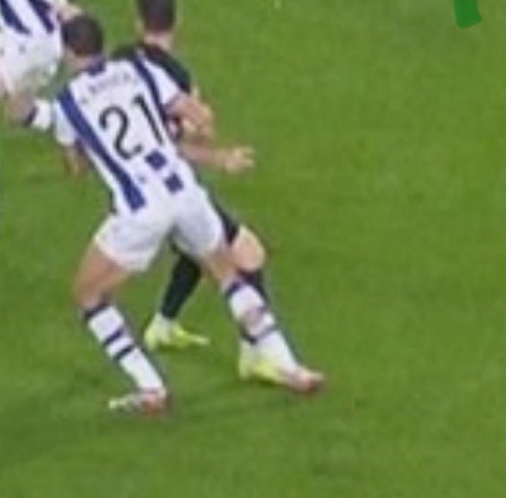 ManagingBarca's tweet photo. 🚨🚨| BREAKING: Lewandowski’s goal was NOT offside. VAR mistook the defender’s foot as Lewandowski’s foot. It was a valid goal. @ArchivoVAR https://t.co/DYUEYJJXZR