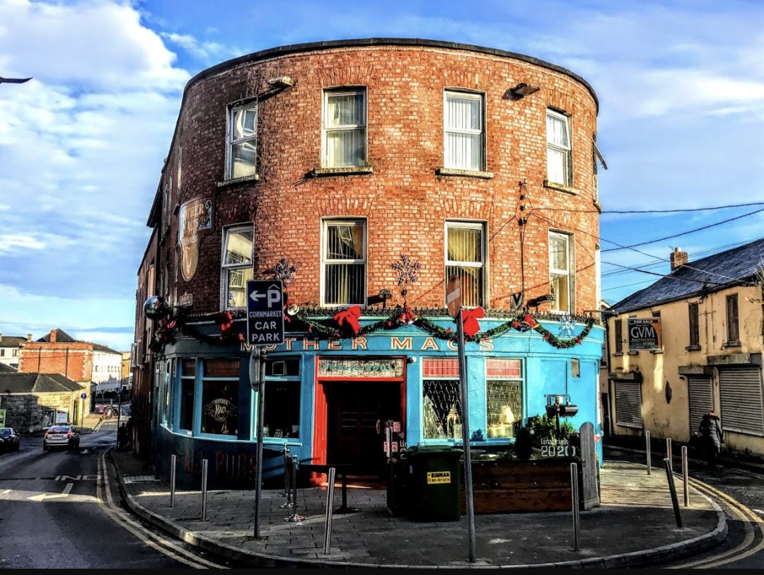1950/60's arklow ashtray from the instantly recognisable Round house building now Mother Macs, home to generations of the O Malley family including numerous government  ministers and city mayor's. In mint condition in fantastic black and amber colours advertising Jameson whiskey.