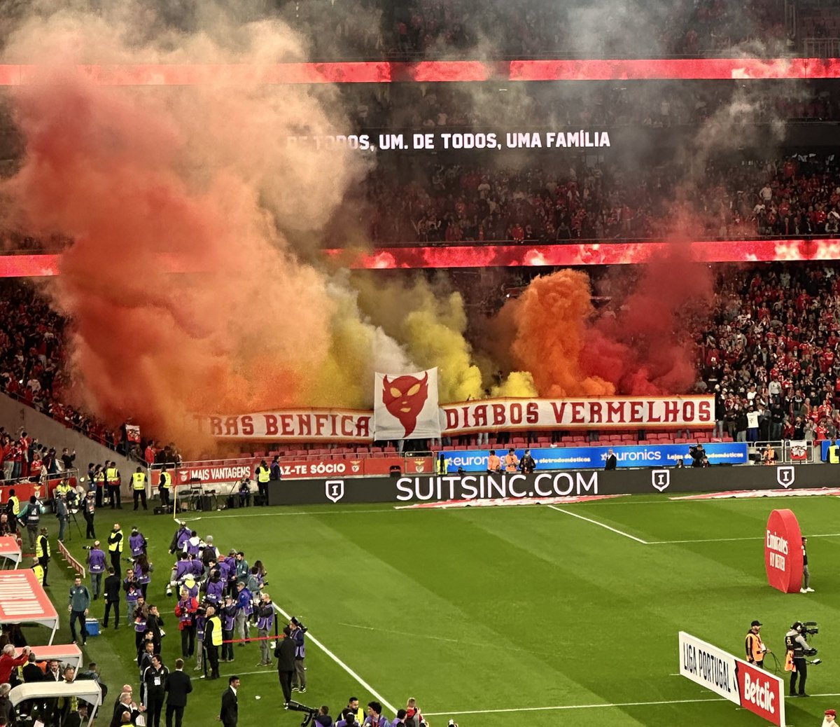 Que show lindo dos diabos!

Vençam por nós.