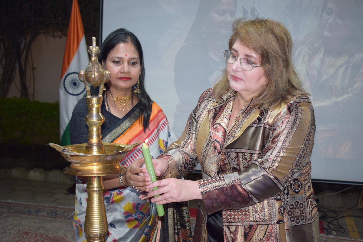 IndiaInGuate's tweet image. The #Diwali2024 celebrations begin with the lighting of the lamp, symbolizing the triumph of light over darkness. A beautiful tradition that brings us together in joy and hope. Let’s embrace this festive spirit and spread positivity!