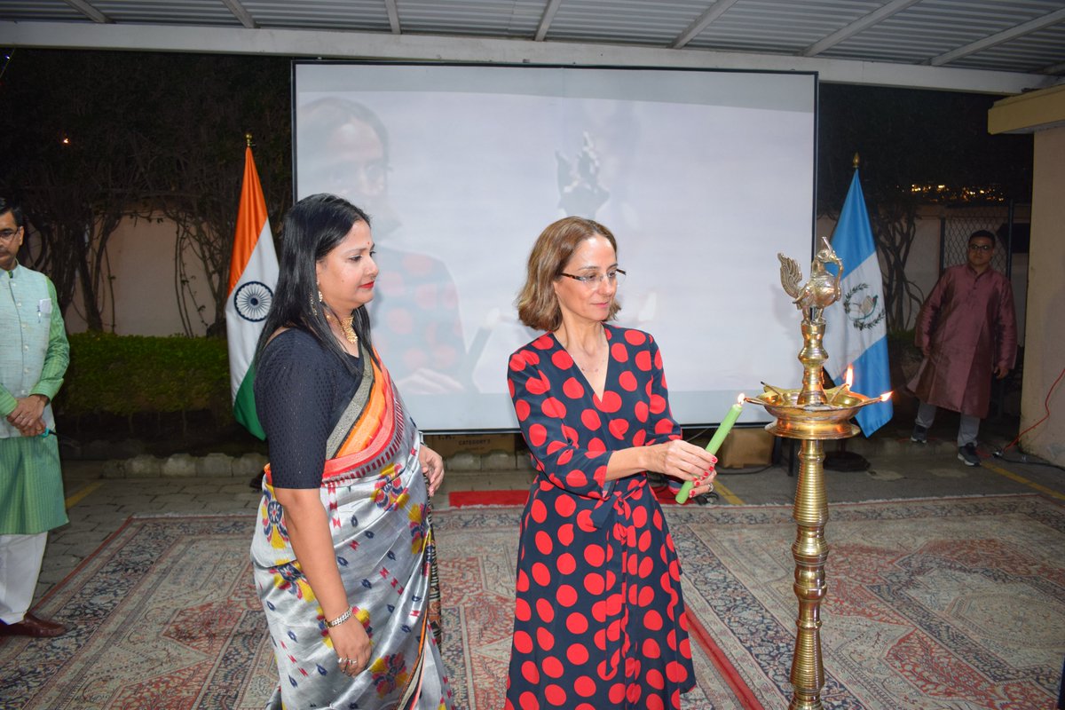 IndiaInGuate's tweet image. The #Diwali2024 celebrations begin with the lighting of the lamp, symbolizing the triumph of light over darkness. A beautiful tradition that brings us together in joy and hope. Let’s embrace this festive spirit and spread positivity!