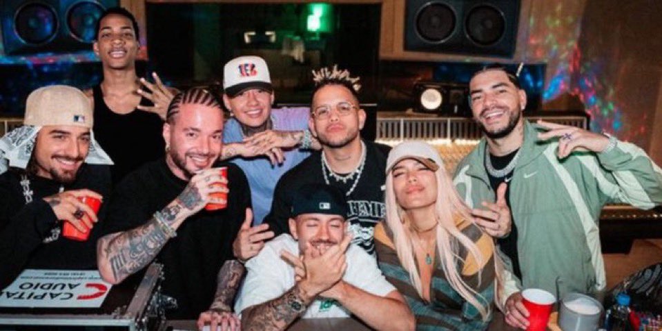 marchenajr's tweet photo. Qué le han aportado estos artistas a Colombia al final del camino? Sus letras una y otra vez han perpetuado la narcocultura de la que el país ha intentado liberarse por años.Musicalmente es lo más pobre que hemos exportado, en comparación con la riqueza musical que tiene el país. No me digan que han dejado el alto el nombre de Colombia después de esta canción ruin que mantiene la línea de apología a la droga y la pedofilia que siempre han tenido desde sus inicios. Políticamente siempre han sido indiferentes. De espaldas al pueblo. Si tienen fundaciones son principalmente para bajar impuestos, como todos. Su único interés es enriquecer sus bolsillos y su ego. Los fans son parte de su negocio. Que precio tan alto se paga por la supuesta diversión que genera. Estos de la foto no
representan la Colombia que queremos.