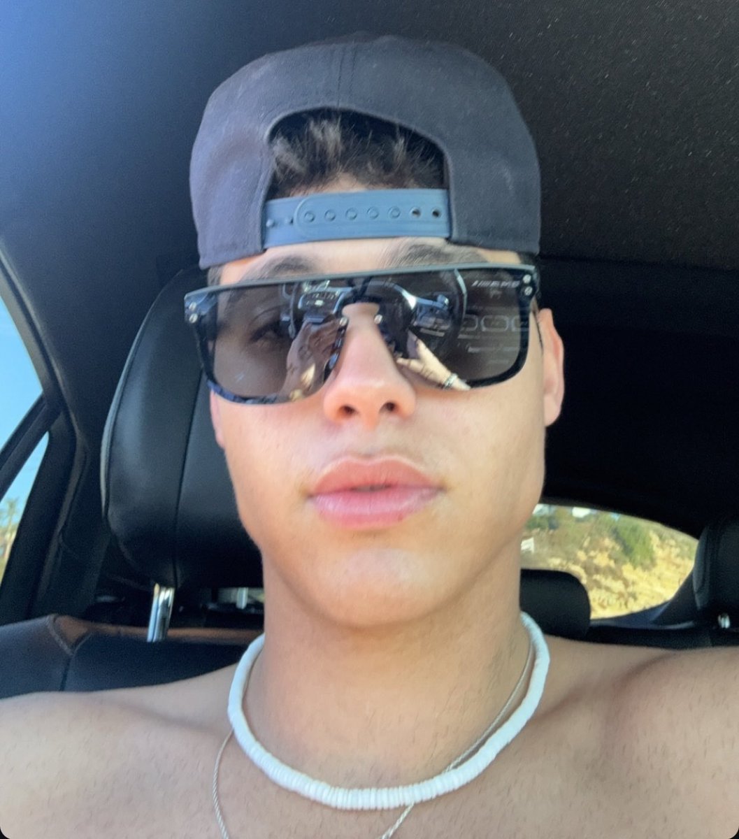 𝘞𝘩𝘰 𝘸𝘢𝘯𝘯𝘢 𝘩𝘢𝘯𝘨 𝘰𝘶𝘵 𝘸𝘪𝘵𝘩 𝘮𝘦”