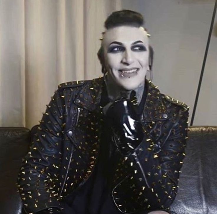 xdarknoirx's tweet photo. Chris appreciation post: CHRIS FOREVER AND ALWAYS 🖤🖤 https://t.co/B2z68yTJot