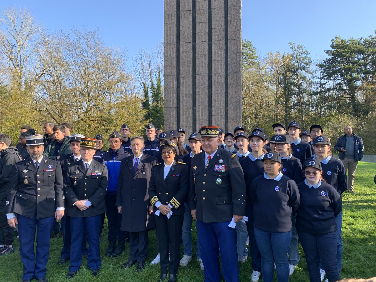 🙏Merci monsieur le ministre <a href="/JL_Thieriot/">Jean-Louis Thiériot</a> d'avoir pris le temps d'échanger avec nos cadets de la <a href="/Gendarmerie/">Gendarmerie nationale</a> de <a href="/LaHauteMarne/">Département de la Haute-Marne</a> et d'encourager leur équipe d'encadrement <a href="/GardeNatFR/">Garde nationale</a>.
🤩Un moment marquant dans leur journée mémorielle dédiée au général de Gaulle.
#9Novembre⭐️⭐️