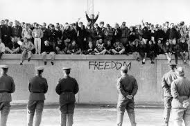 casiain1's tweet photo. Hace 35 años caía el símbolo de la opresión comunista en Alemania, y caía el régimen que había sometido y encerrado al pueblo. 
Por estos lares, a contramano, se sigue presentando como opción política una ideología probada como negadora de la libertad. https://t.co/Vqa6r8R1DE