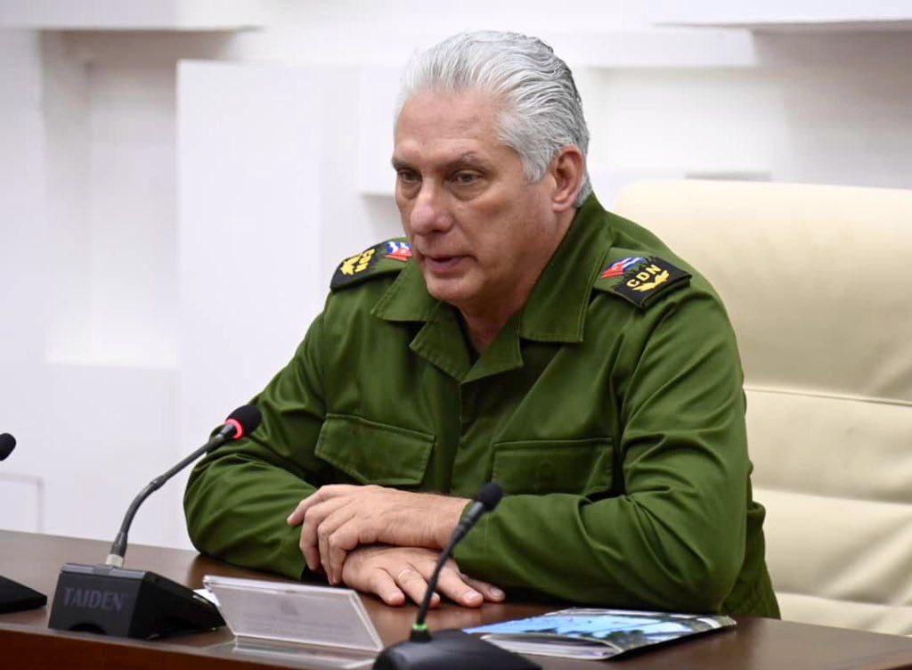 Desde hace días este es su uniforme, no lo he visto con otra muda de ropa; mayormente lo veo cansado, con ojeras… y no es para menos: un presidente que se debe al pueblo no descansa… es cubano 🇨🇺🫶
