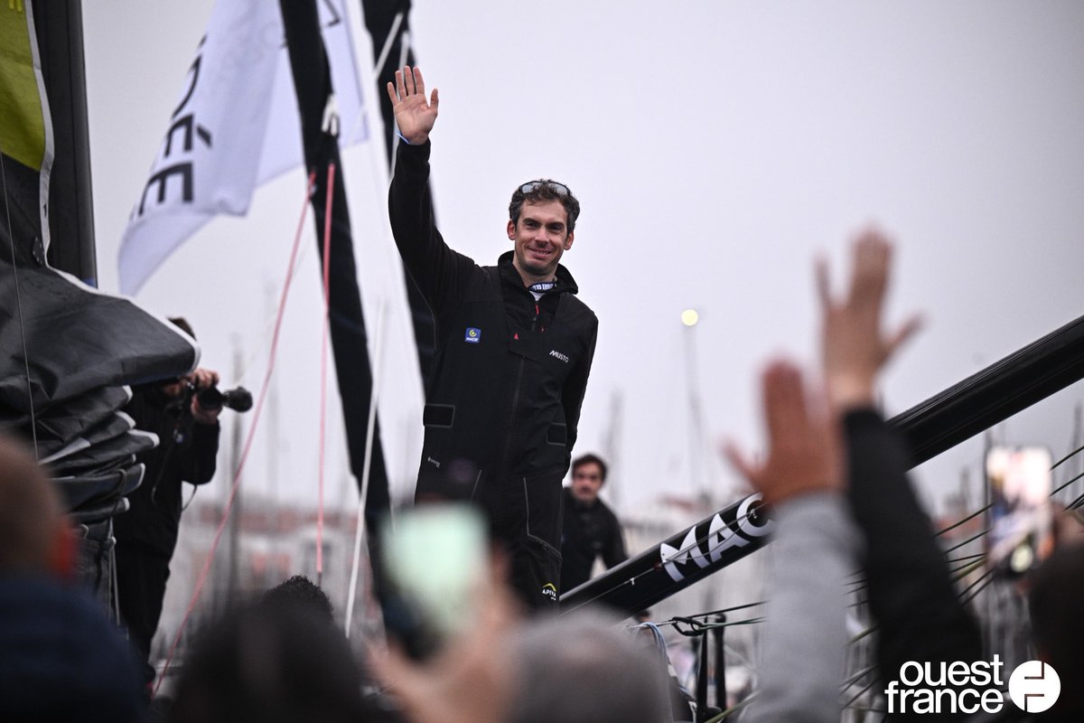 👋 10.11.2024 - Derniers au revoir sur les pontons du #vendeeglobe2024 au lever du soleil 📸 Pour <a href="/sports_ouest/">Ouest-France Sports</a> et <a href="/OuestFrance85/">Ouest-France 85</a>