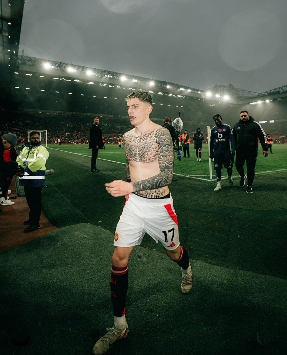 UTD_Anna_'s tweet image. Night gain Manchester United ❤️🔴

Drop your @ and follow each other.

Like and RT for others ❤️🔴

#MUFC