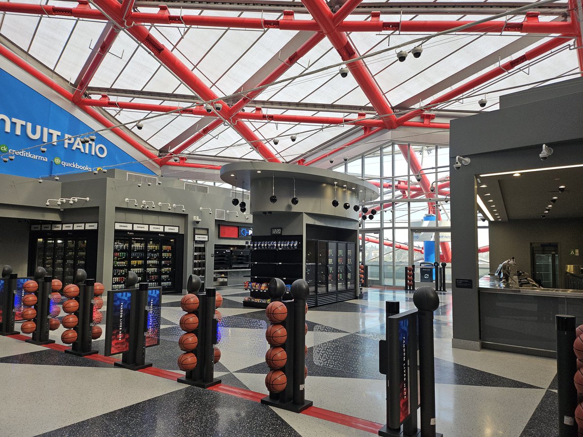 FrankBeard's tweet photo. This has to be the most tech-forward arena anywhere.

Just got a tour of the new Intuit Dome. Every concession and store is autonomous, whole place runs off an app. 

I'll post more later... https://t.co/DSeAKyrZzp
